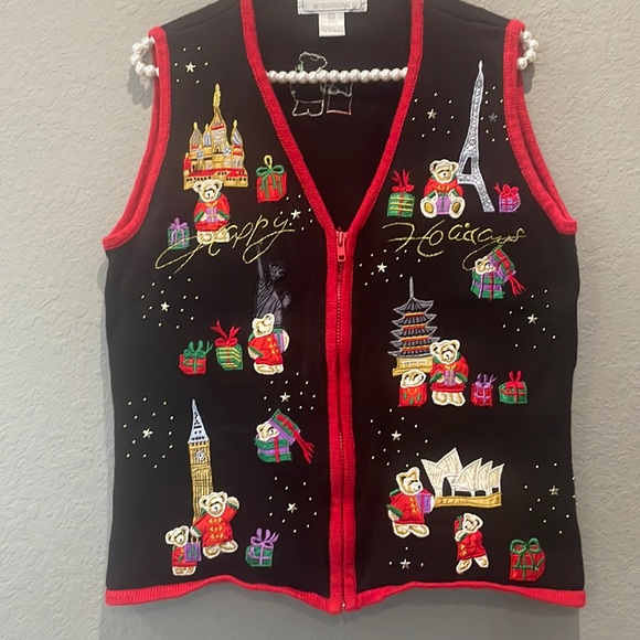Christmas knit vest with zipper featuring landmarks from around the World - Picture 1 of 11